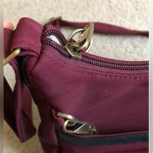 Travelon Women's crossbody bag purse Burgundy Red nylon zip excellent condition - Picture 2 of 9